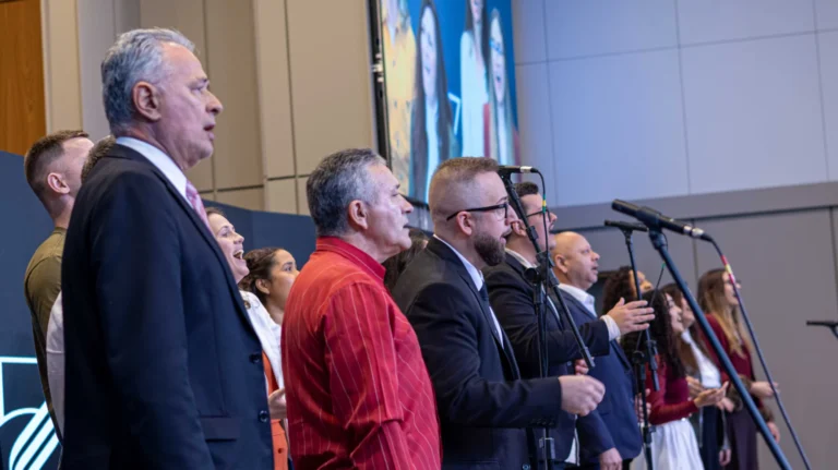 Apresentação musical que relembrou a história da igreja na celebração dos 75 anos