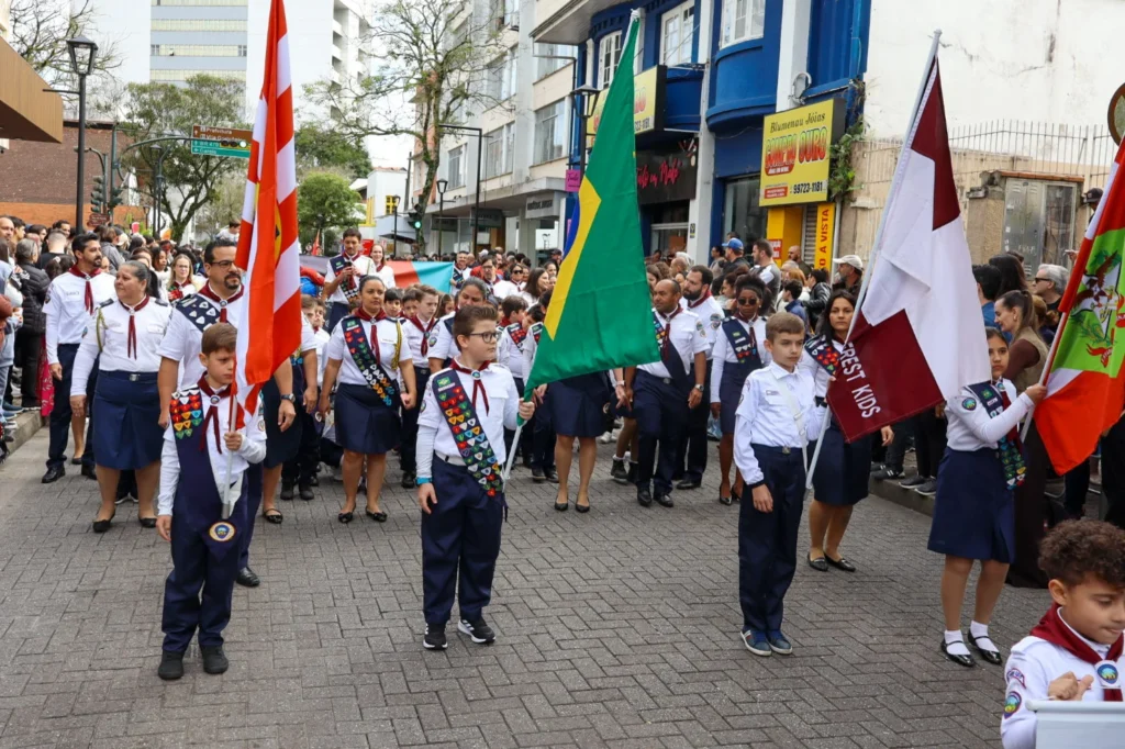 Clube de Aventureiros em atividade na Rua XV de Novembro, em Blumenau
