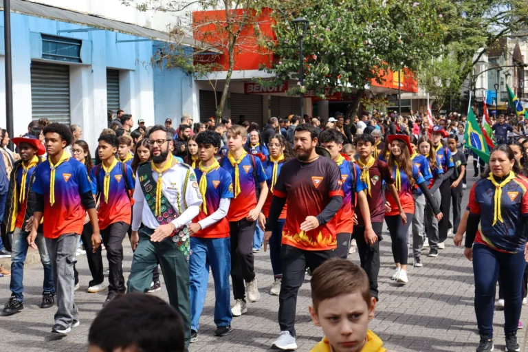 Clube de Desbravadores em atividade na Rua XV de Novembro, em Blumenau