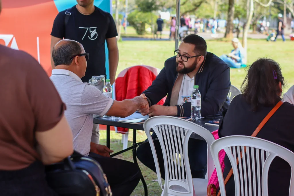 Atendimento na feira de saúde promovida pela igreja no Parque Ramiro Ruediger